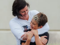 Mama en transgender kind knuffelen